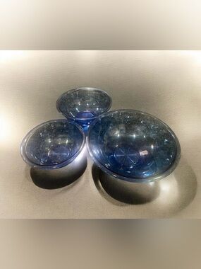 set of three vintage Pyrex cobalt blue glass mixing bowls.
